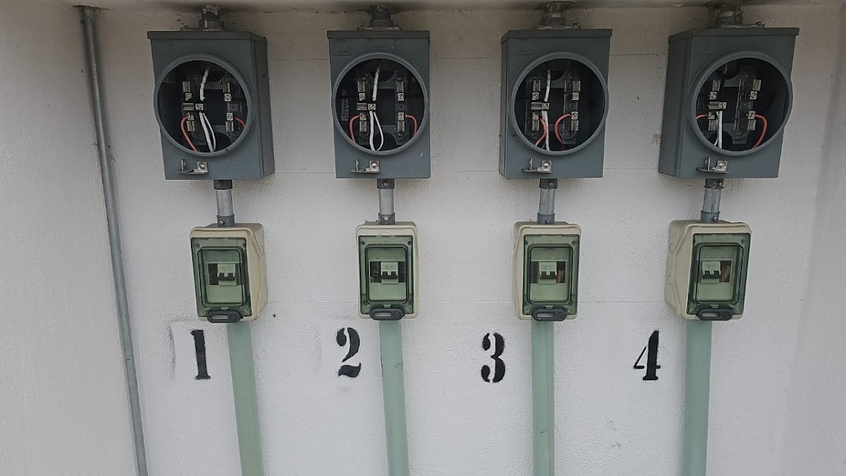 Electricista plomero ingeniero pisté, Otras zonas