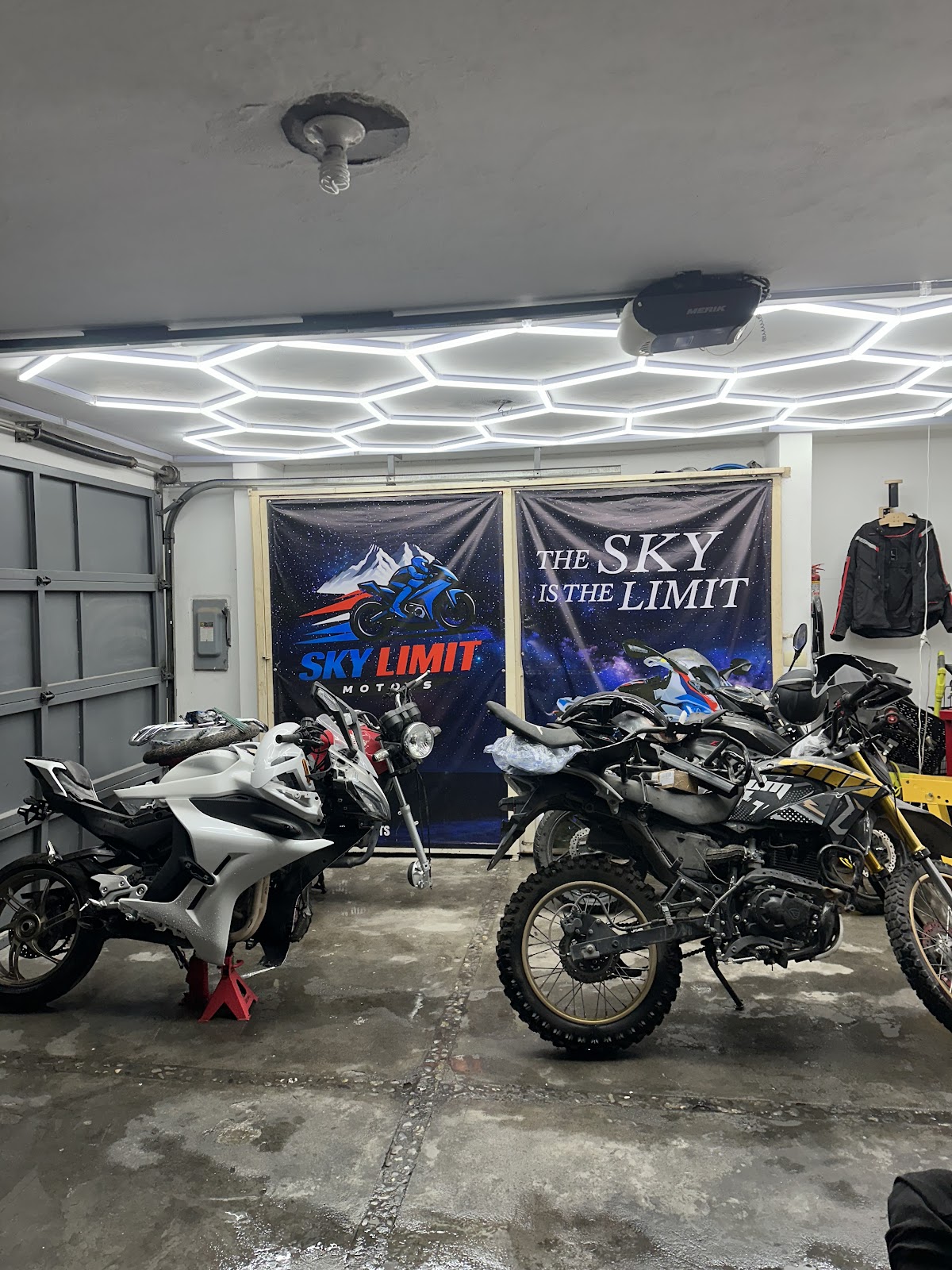 Sky Limit Garage, Cumbres