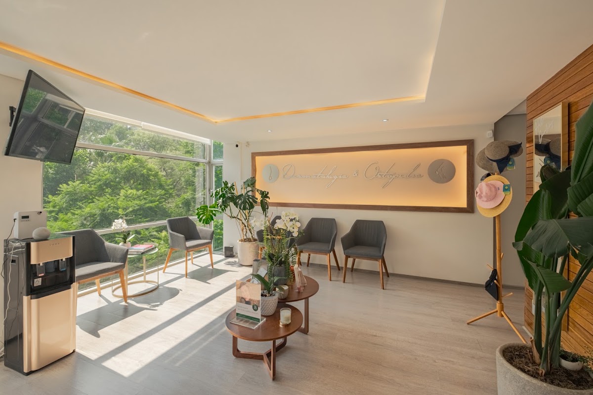 Clínica Dermatológica EleneDerm - Dra. Lidia Elena Bernal, Condesa