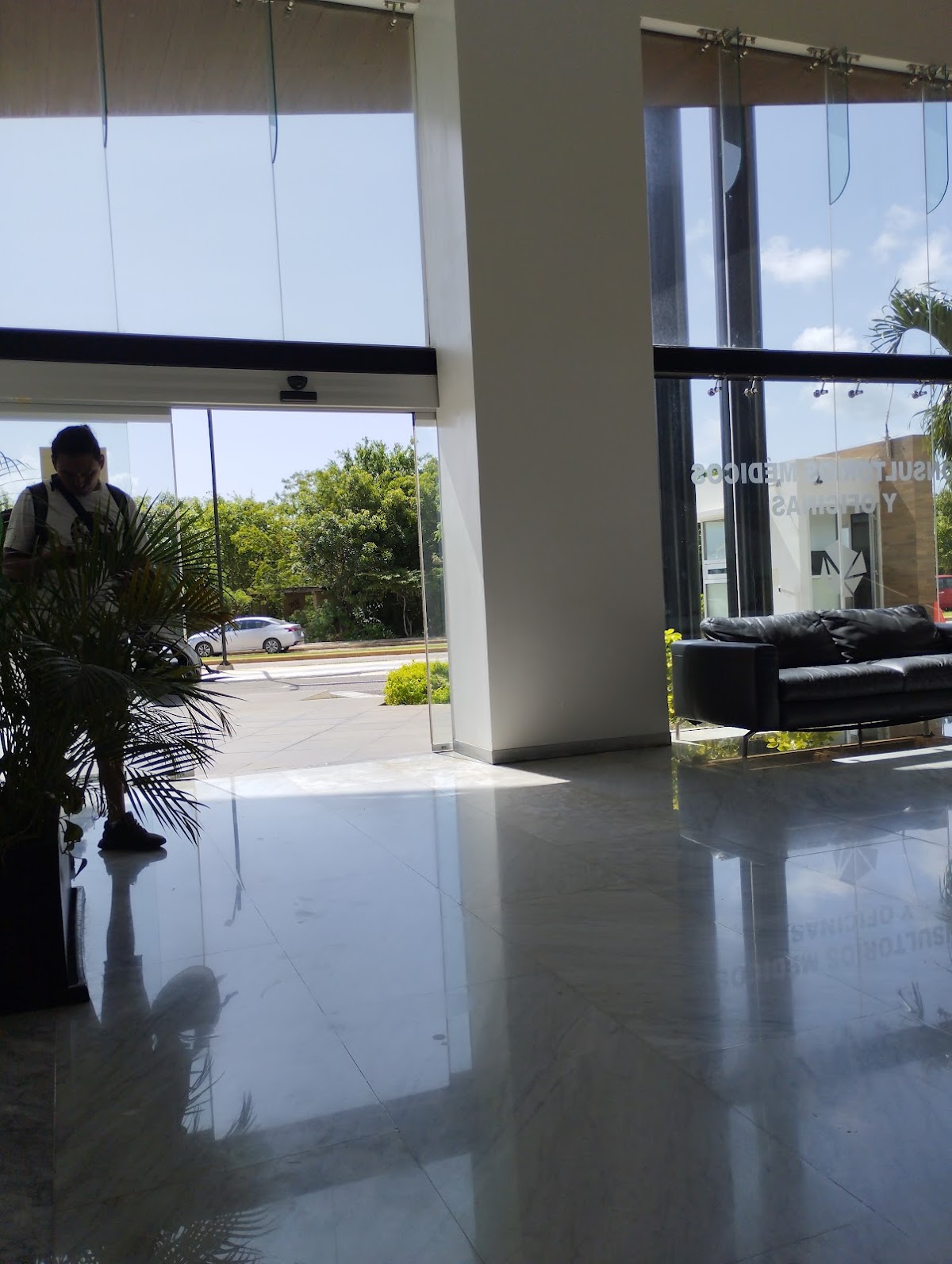 Azuna Professional Medical Center, Zona Hotelera