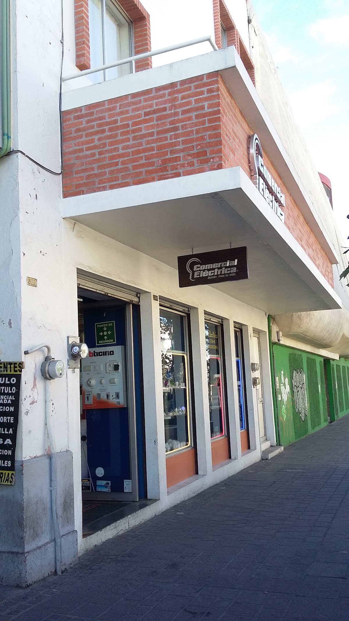 Comercial Eléctrica, Centro