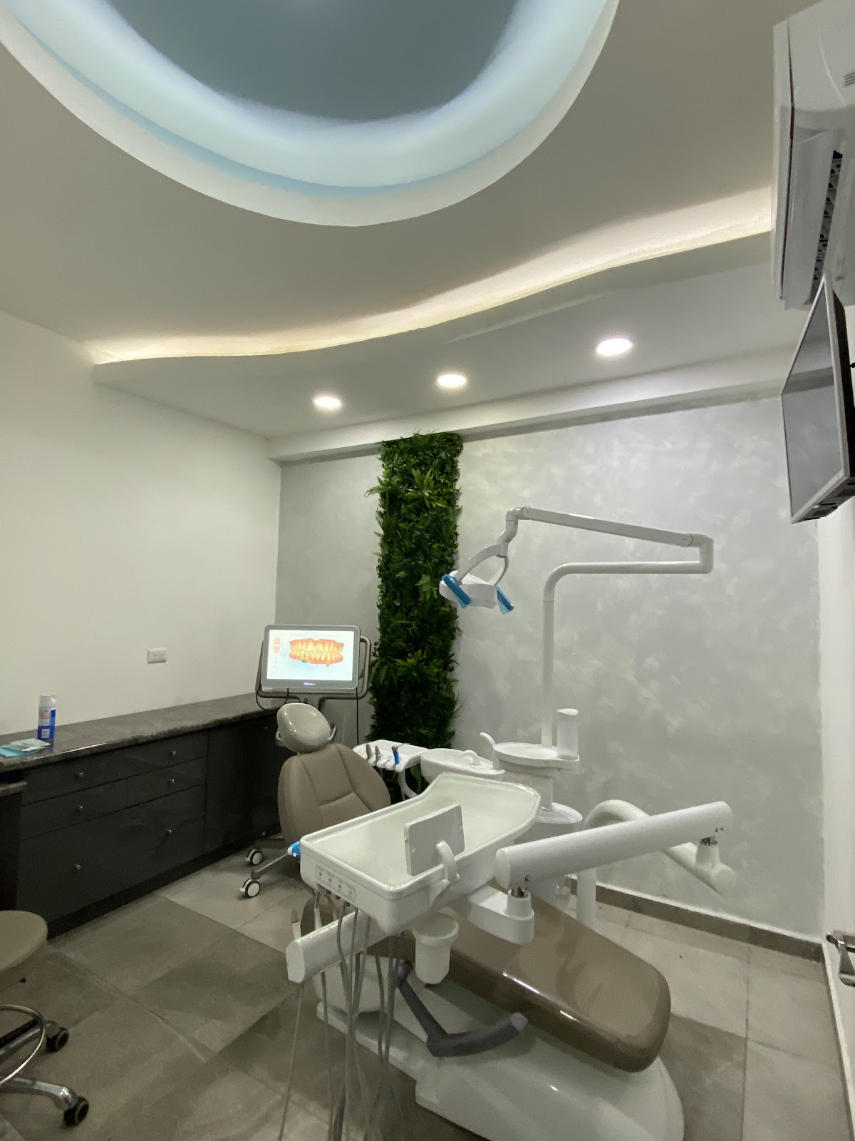 MAXILODENTAL -implantes dentales - Ortodoncia - alineadores, Cumbres